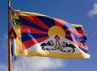 Na Sněžce zavlály tibetské i ukrajinské vlajky